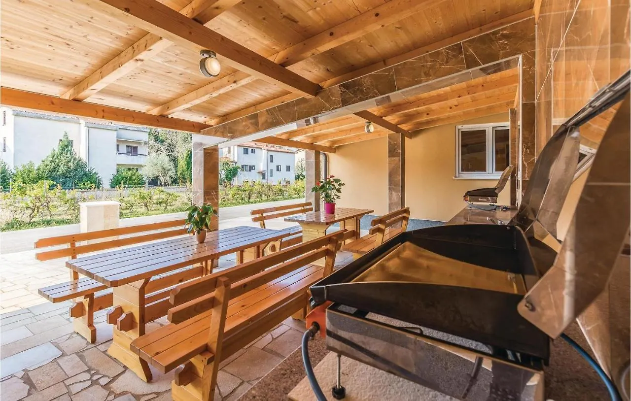 3 Bedroom Beautiful Apartment In Medulin
